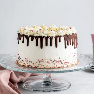Creamy Drip Chocolate Cake