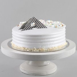 Creamy Vanilla Delight Cake
